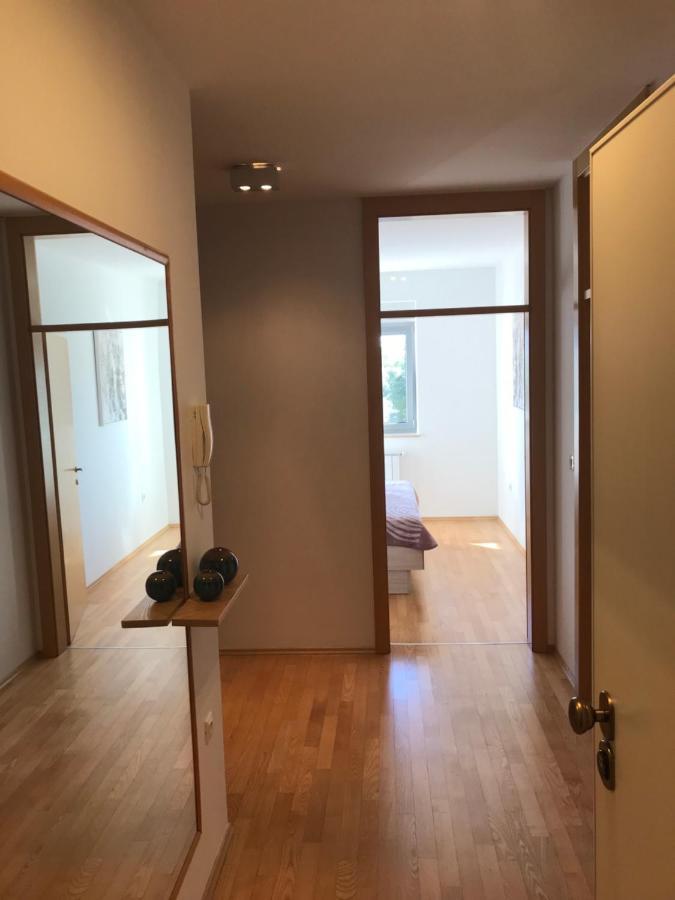 Apartment Angela With Private Garage Slot พูลา ภายนอก รูปภาพ